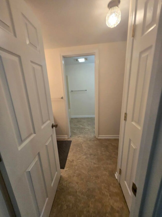 Building Photo - **Charming 3-Bed, 2-Bath Duplex Apartment ...