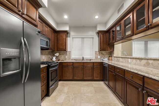 Building Photo - 2347 Fox Hills Dr