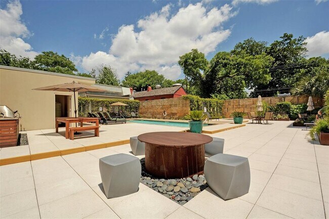 Building Photo - 210 Lee Barton Dr