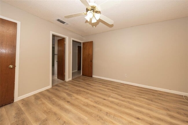 Building Photo - 11 Deerfield Dr