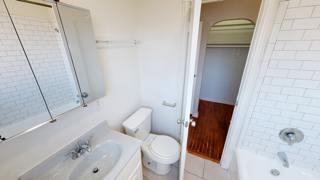 Bathroom - IRO - Irolo Apartments