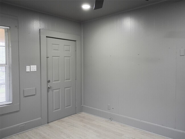 Building Photo - 7815 Dayton St