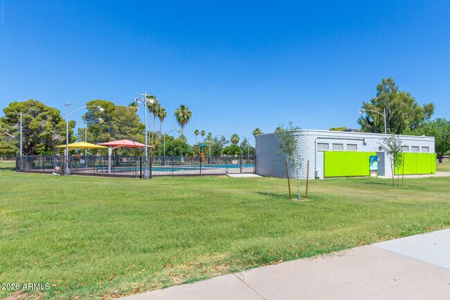 Building Photo - 2233 E Huntington Dr