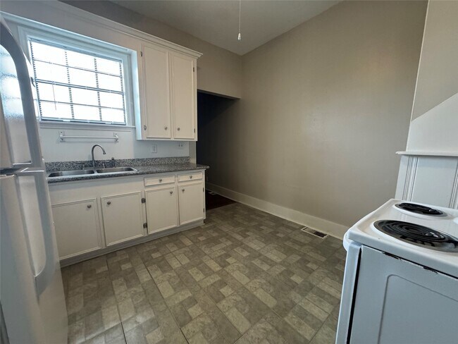 Building Photo - 807 8th St