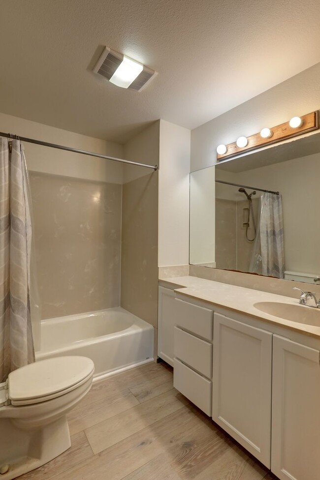 Building Photo - Beautiful, Remodeled Burien Rambler Available Now! 3Bedrooms Plus Den!