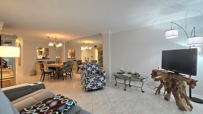 Building Photo - 1161 Hillsboro Mile