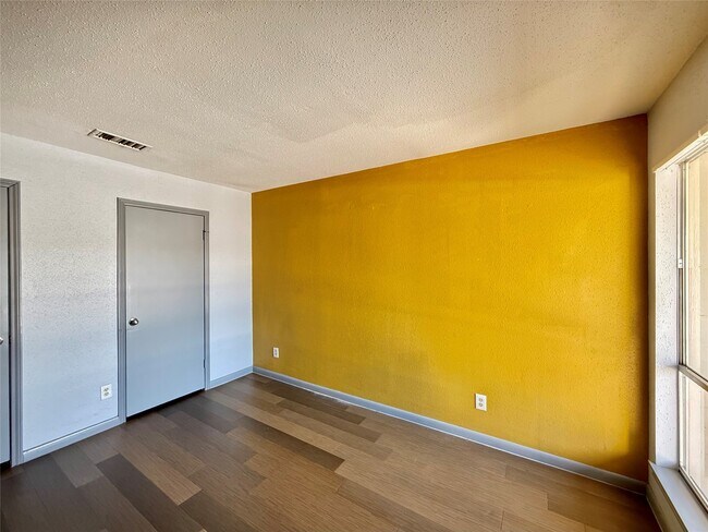 Building Photo - 10721 Sandpiper Dr