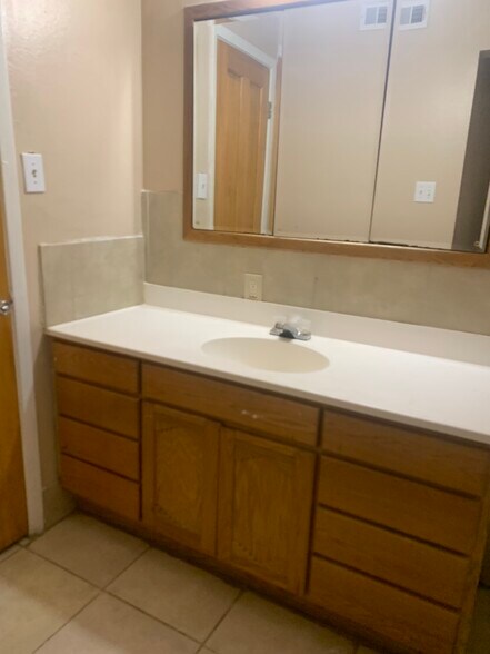 Building Photo - 2800 Cerrillos Rd