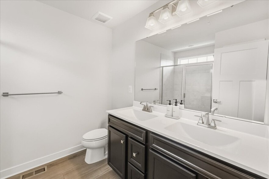 Spacious bedroom - 1403 Wilmer Park Ln