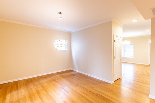 Building Photo - Single Family Home Minutes to DTWN/UVA Area