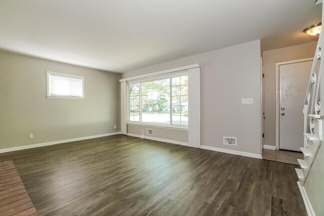 Building Photo - 298 Pineview Dr