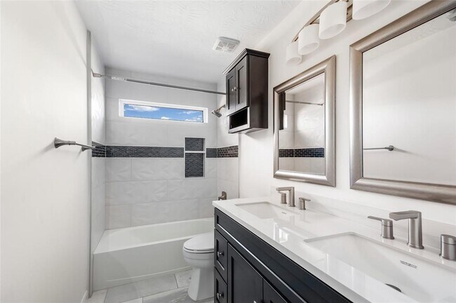 Building Photo - 8214 Mandalay Bay Dr