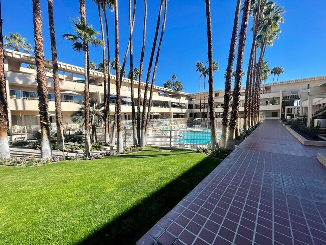 Building Photo - AVAILABLE NOW !! 2 Bedroom 2 Bathroom Cond...