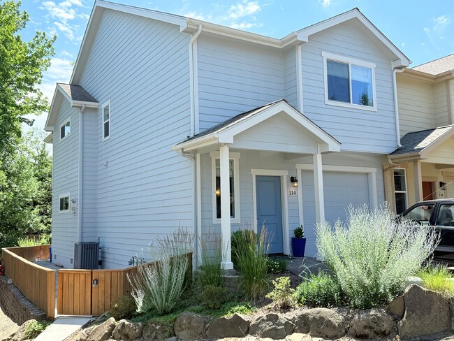 Building Photo - Elegant Townhome – 2 Primary Suites, balco...