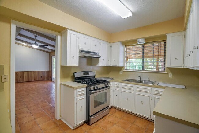 Building Photo - 506 E Palm Valley Blvd