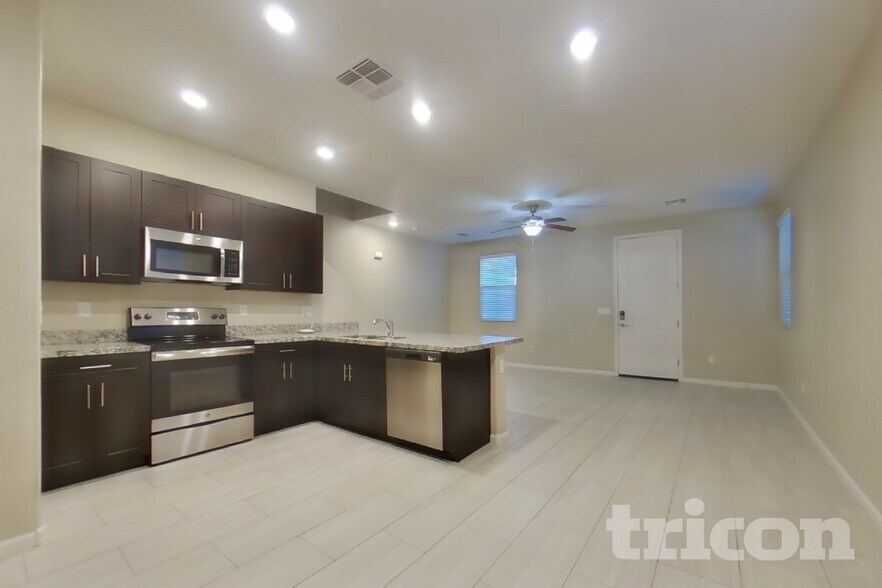 Building Photo - 12550 W Hummingbird Terrace