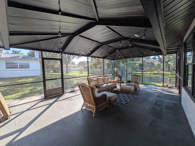 Building Photo - Gorgeous 3/2/2 Home, Great Location