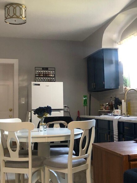Kitchen - 2110 W 22nd Pl