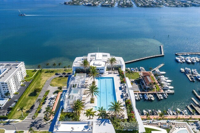 Building Photo - 220 Lake Shore Dr