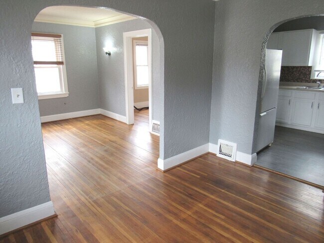 Building Photo - 303-305 11th St SE