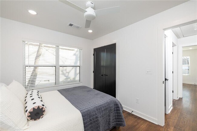 Building Photo - 568 E Rebecca St