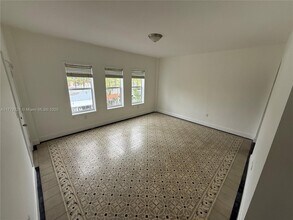Building Photo - 405 SW 29th Ct