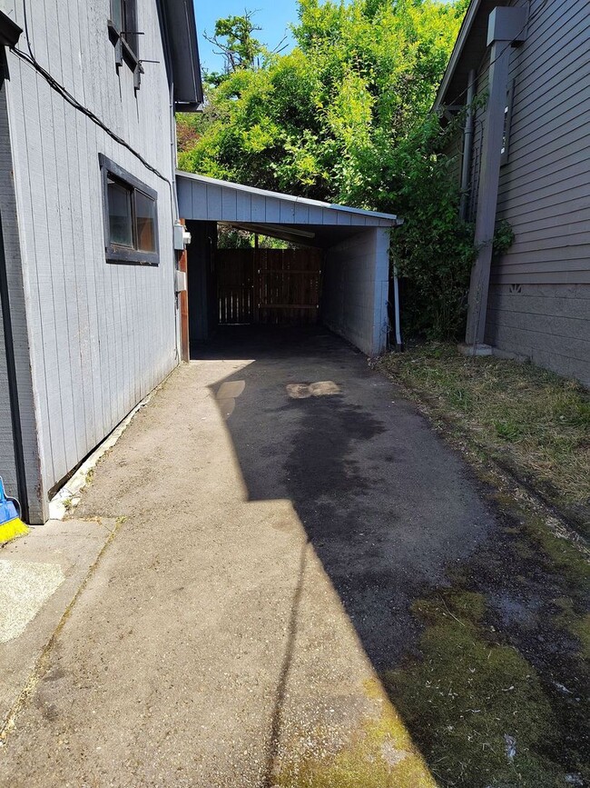 Building Photo - Great 2-bedroom home close to downtown