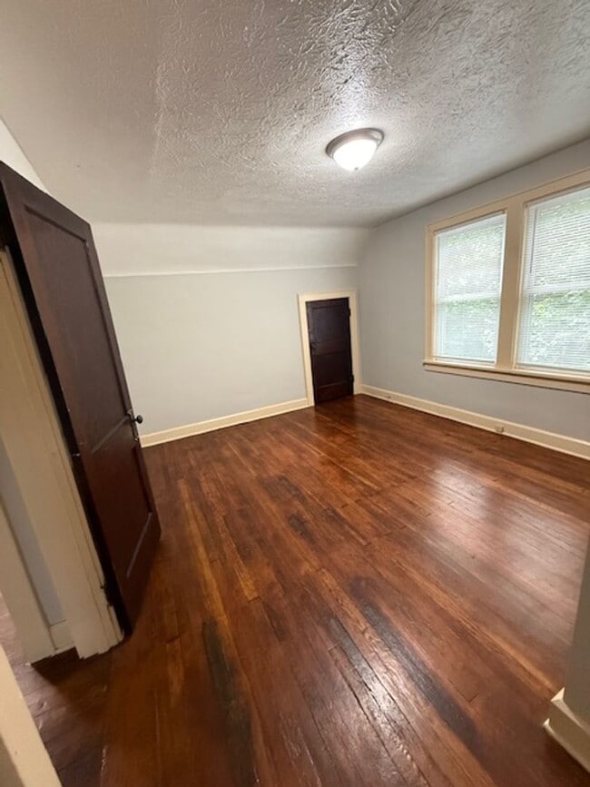Building Photo - Large 3 Bedroom home with 2 car garage