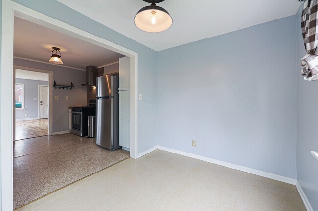 Building Photo - Eastside rambler with A/C, 2 bed 1 bath. Olympia School District.