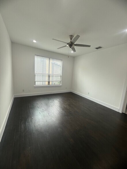 Building Photo - 3008 Zenia Dr