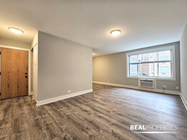 Building Photo - 532 W Surf St
