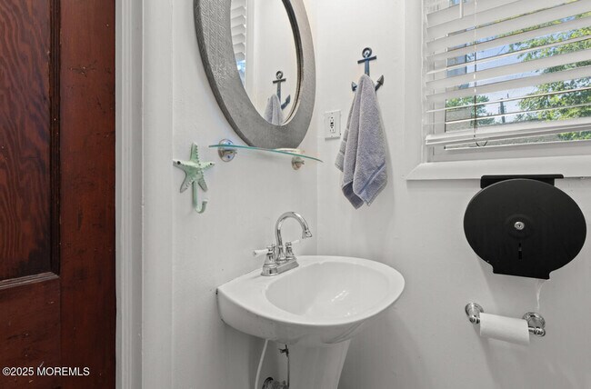 Building Photo - 517 Laurel Ave