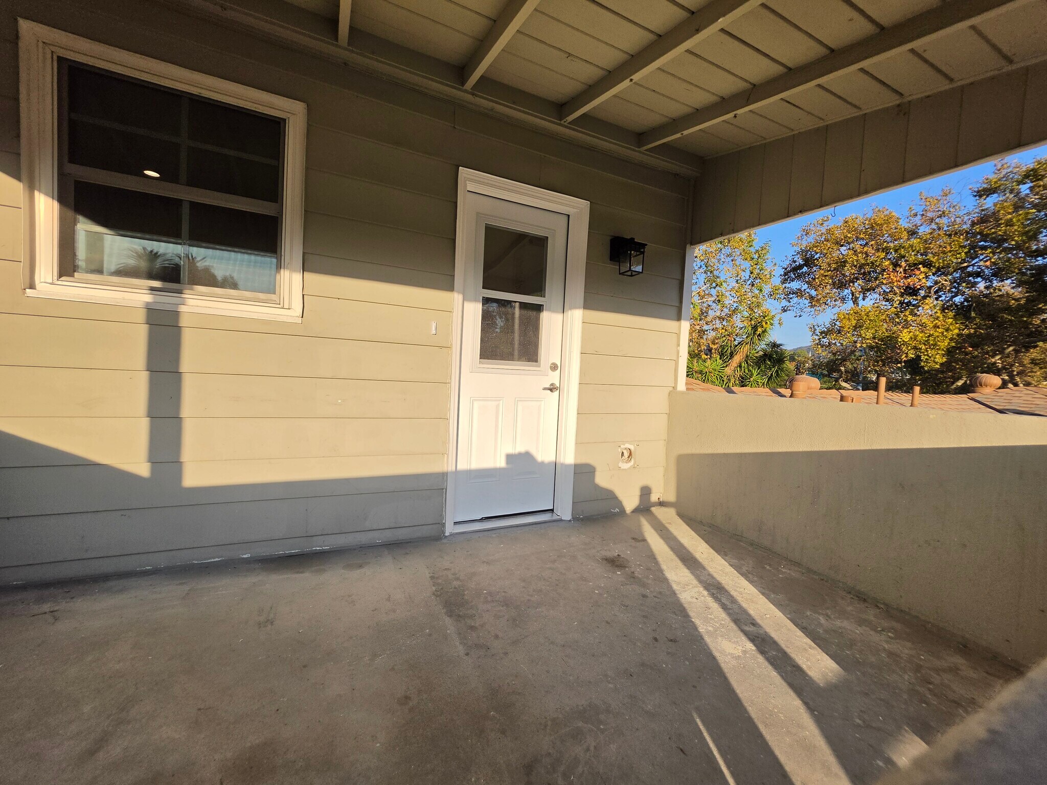 Building Photo - 2913 W Riverside Dr