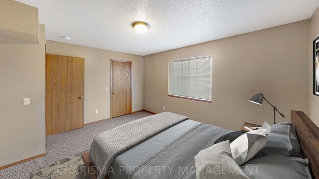 Building Photo - 2, BD IN BRANDON, JUST MINUTES FROM SF. CE...
