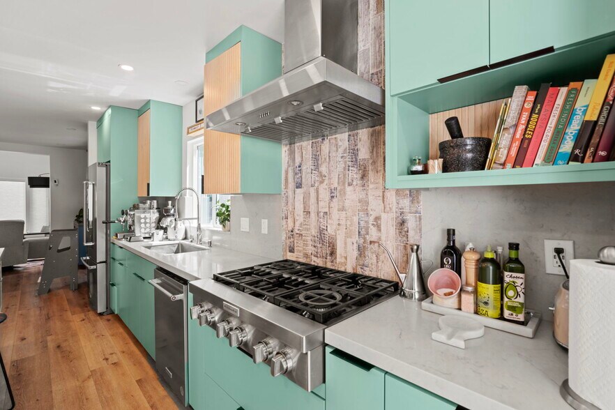 kitchen - 11038 Blix St