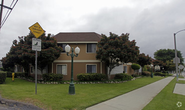 Building Photo - English Oaks