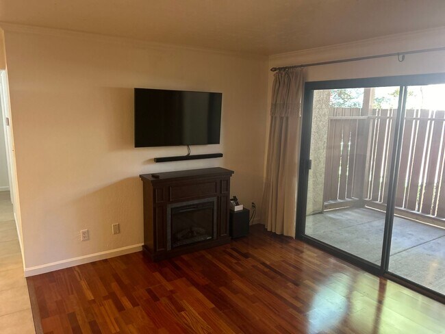 Building Photo - Lakeside Plaza Condo