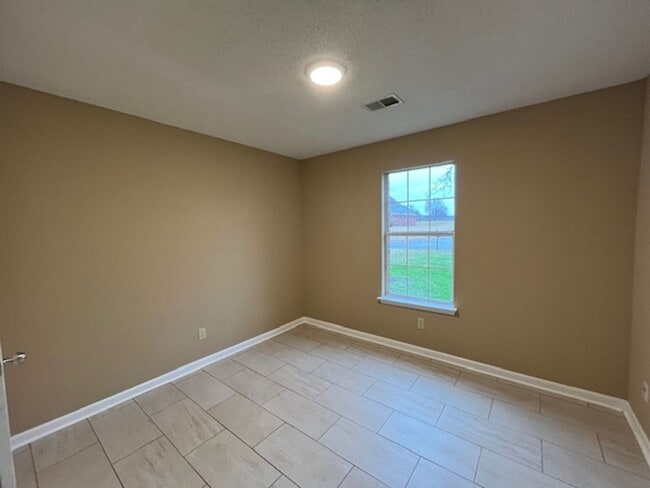 Building Photo - Renovated 3 Bedroom 2 Bath Home with 2 Car Garage for Rent!!