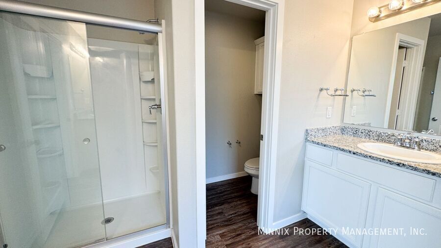 Building Photo - 2010 Kenwood Ave