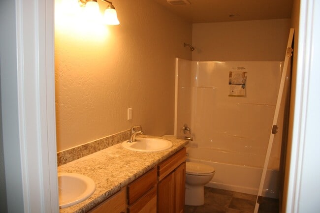Building Photo - 729 Waverly Pl