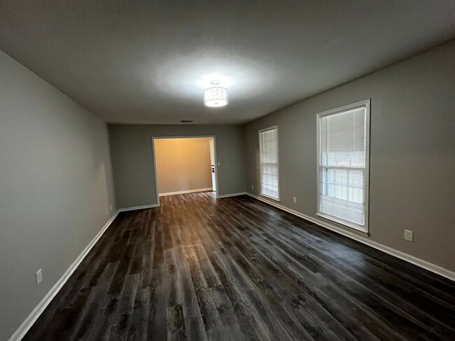 Building Photo - Welcome to this spacious 3-bedroom, 2-bath...