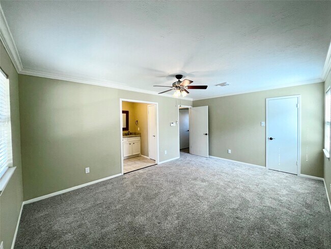 Building Photo - 15006 Elmont Dr