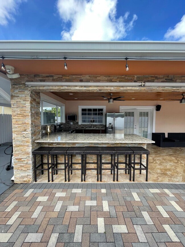 Building Photo - 584 Vossler Ave