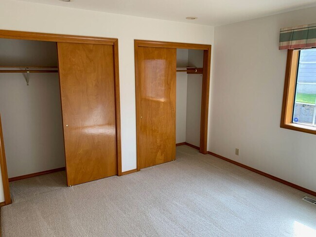 Building Photo - Well maintained 3 bed 2 bath rambler home in quiet Zenith neighborhood in Des Moines