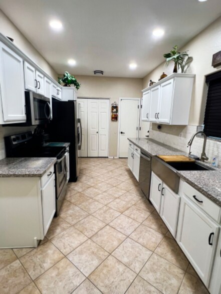 Building Photo - 3731 E Mitchell Dr