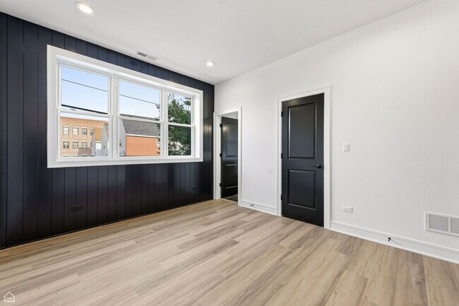 Building Photo - 3902 S Lake Park Ave