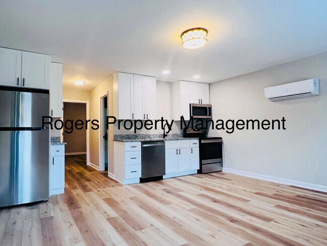 Building Photo - Renovated Apartment - Comfy and Convenient