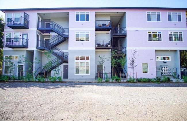 Building Photo - Impeccable Modern Studio with Luxe Finishes + Balcony!