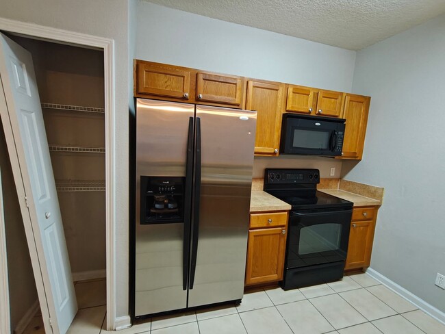 Building Photo - Cozy 2 Bedroom Condo on Ground Floor