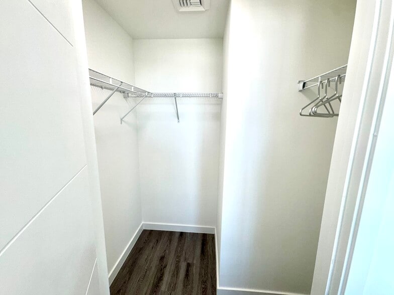 Building Photo - 370 NW 20th St